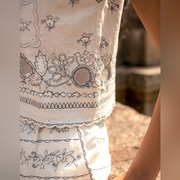 Scarlett Poppies Vintage Vouge White Embroidered Sleeveless Scallop Hem Top Sz S - Picture 3 of 11